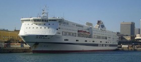 Traghetto GNV nel porto di Genova