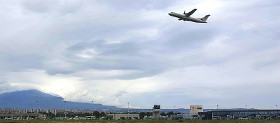 Aereo in decollo dall'Aeroporto di Catania - Etna nello sfondo