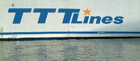 Logo TTT Lines sullo scafo del traghetto
