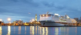 Traghetto La Superba nel porto di Genova