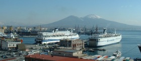 Traghetti Tirrenia nel porto di Napoli