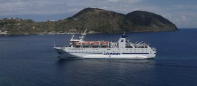 Traghetto Siremar al largo di Lipari